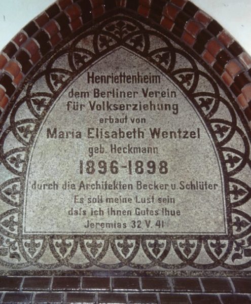 Granittafel am Pestalozzi-Fröbel-Haus, Foto: Claudia v. Gélieu